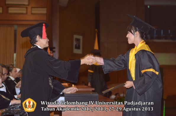 wisuda-unpad-gel-iv-ta-2012_2013-fakultas-hukum-oleh-dekan-176