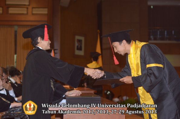 wisuda-unpad-gel-iv-ta-2012_2013-fakultas-hukum-oleh-dekan-177