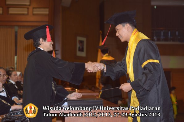 wisuda-unpad-gel-iv-ta-2012_2013-fakultas-hukum-oleh-dekan-178