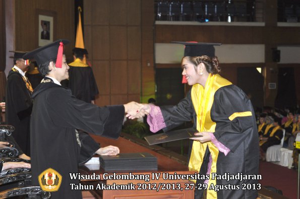 wisuda-unpad-gel-iv-ta-2012_2013-fakultas-hukum-oleh-dekan-179