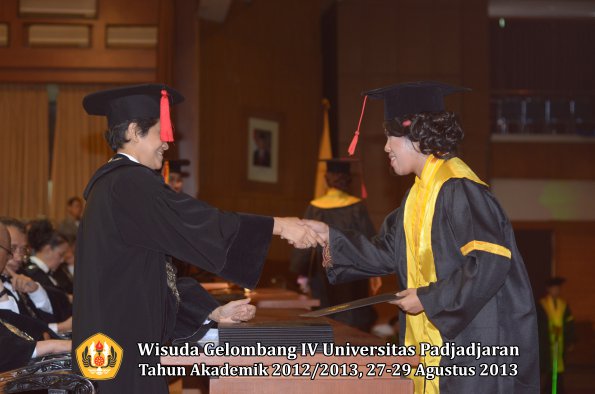 wisuda-unpad-gel-iv-ta-2012_2013-fakultas-hukum-oleh-dekan-180