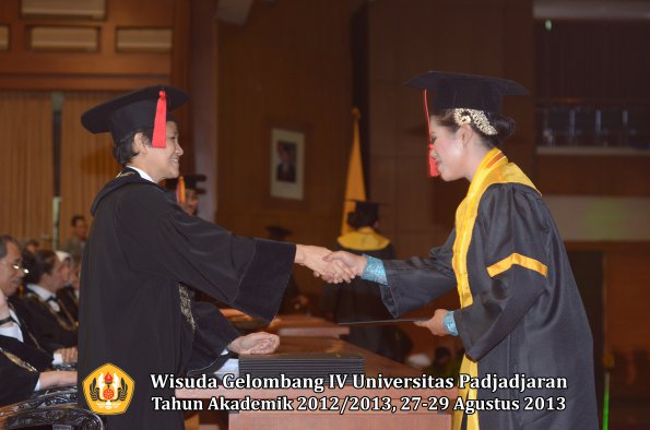 wisuda-unpad-gel-iv-ta-2012_2013-fakultas-hukum-oleh-dekan-181