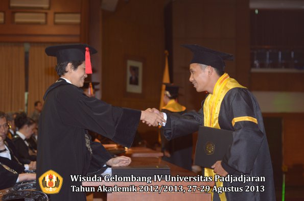 wisuda-unpad-gel-iv-ta-2012_2013-fakultas-hukum-oleh-dekan-182