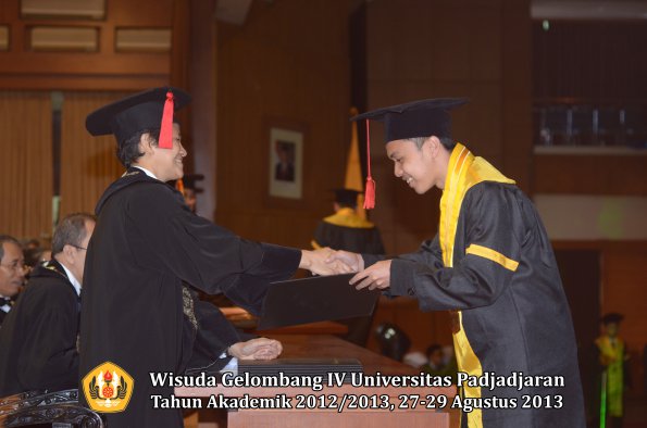 wisuda-unpad-gel-iv-ta-2012_2013-fakultas-hukum-oleh-dekan-185