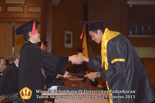 wisuda-unpad-gel-iv-ta-2012_2013-fakultas-hukum-oleh-dekan-186