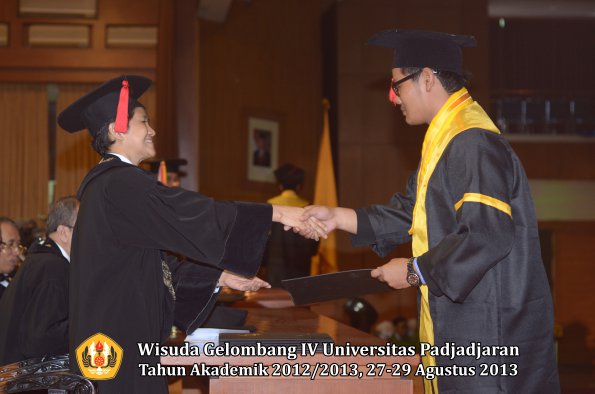 wisuda-unpad-gel-iv-ta-2012_2013-fakultas-hukum-oleh-dekan-187