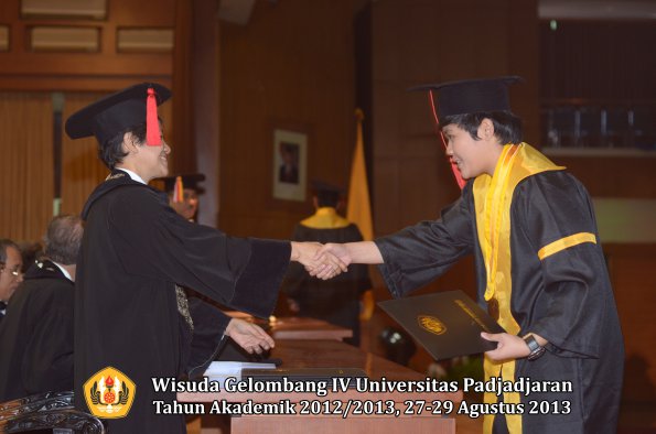 wisuda-unpad-gel-iv-ta-2012_2013-fakultas-hukum-oleh-dekan-188