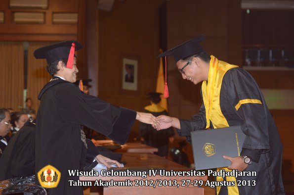 wisuda-unpad-gel-iv-ta-2012_2013-fakultas-hukum-oleh-dekan-190