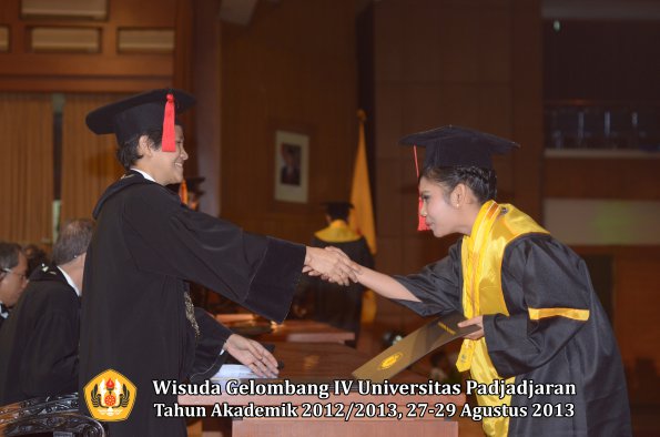 wisuda-unpad-gel-iv-ta-2012_2013-fakultas-hukum-oleh-dekan-192