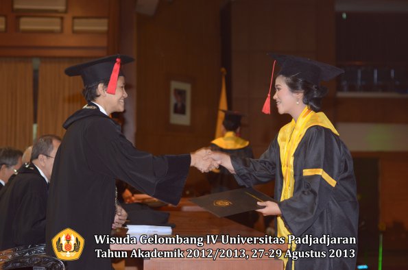 wisuda-unpad-gel-iv-ta-2012_2013-fakultas-hukum-oleh-dekan-193