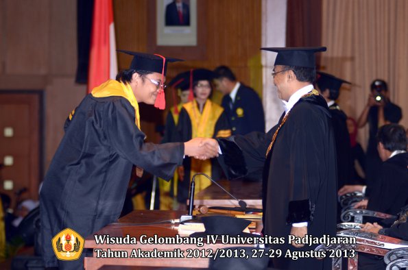 wisuda-unpad-gel-iv-ta-2012_2013-fakultas-hukum-oleh-rektor-001