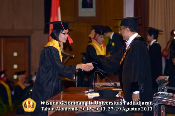 wisuda-unpad-gel-iv-ta-2012_2013-fakultas-hukum-oleh-rektor-002