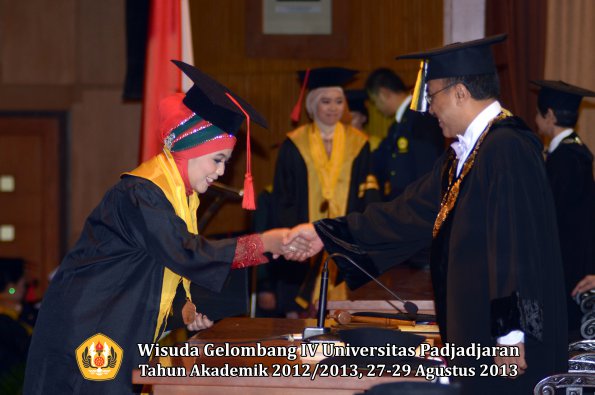 wisuda-unpad-gel-iv-ta-2012_2013-fakultas-hukum-oleh-rektor-004