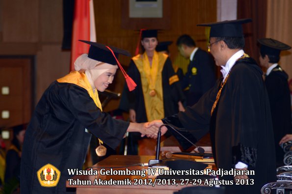 wisuda-unpad-gel-iv-ta-2012_2013-fakultas-hukum-oleh-rektor-005