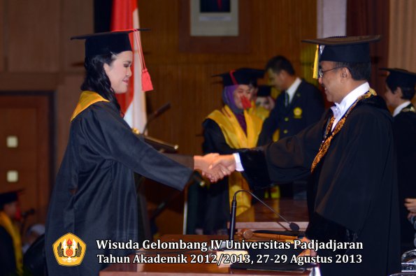 wisuda-unpad-gel-iv-ta-2012_2013-fakultas-hukum-oleh-rektor-011