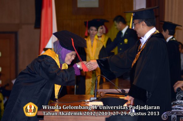 wisuda-unpad-gel-iv-ta-2012_2013-fakultas-hukum-oleh-rektor-012