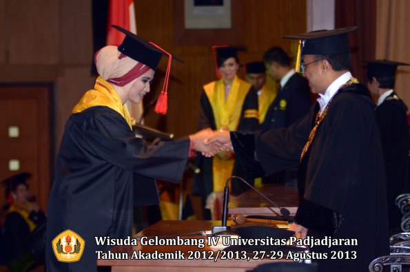 wisuda-unpad-gel-iv-ta-2012_2013-fakultas-hukum-oleh-rektor-014