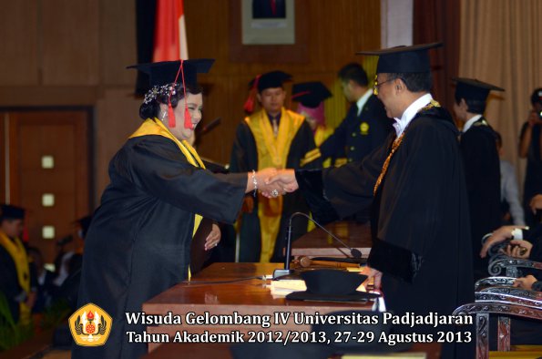 wisuda-unpad-gel-iv-ta-2012_2013-fakultas-hukum-oleh-rektor-017