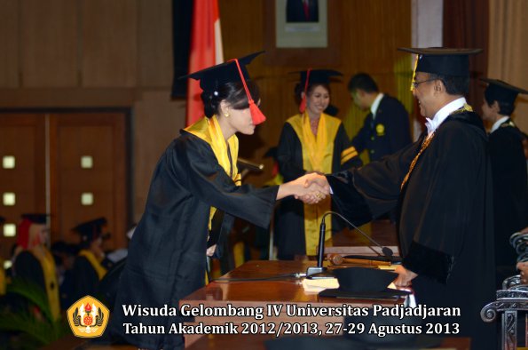 wisuda-unpad-gel-iv-ta-2012_2013-fakultas-hukum-oleh-rektor-020