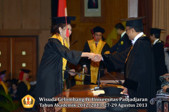 wisuda-unpad-gel-iv-ta-2012_2013-fakultas-hukum-oleh-rektor-021