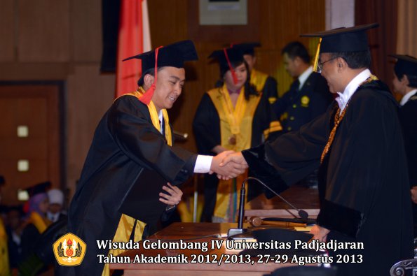 wisuda-unpad-gel-iv-ta-2012_2013-fakultas-hukum-oleh-rektor-022