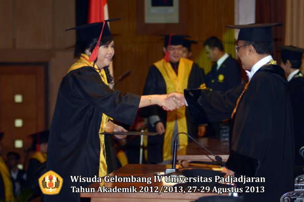 wisuda-unpad-gel-iv-ta-2012_2013-fakultas-hukum-oleh-rektor-023