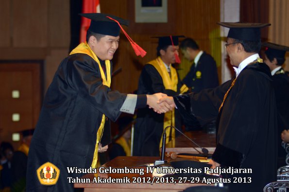 wisuda-unpad-gel-iv-ta-2012_2013-fakultas-hukum-oleh-rektor-024