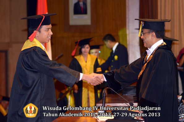 wisuda-unpad-gel-iv-ta-2012_2013-fakultas-hukum-oleh-rektor-025