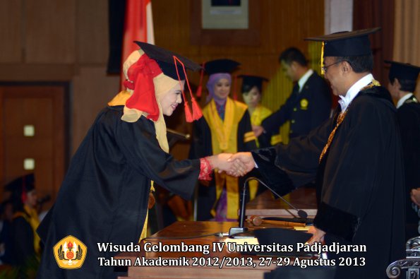 wisuda-unpad-gel-iv-ta-2012_2013-fakultas-hukum-oleh-rektor-027