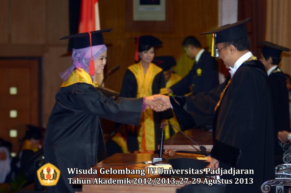 wisuda-unpad-gel-iv-ta-2012_2013-fakultas-hukum-oleh-rektor-028