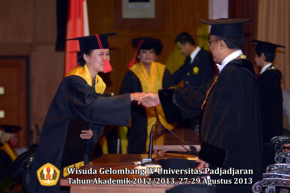 wisuda-unpad-gel-iv-ta-2012_2013-fakultas-hukum-oleh-rektor-031