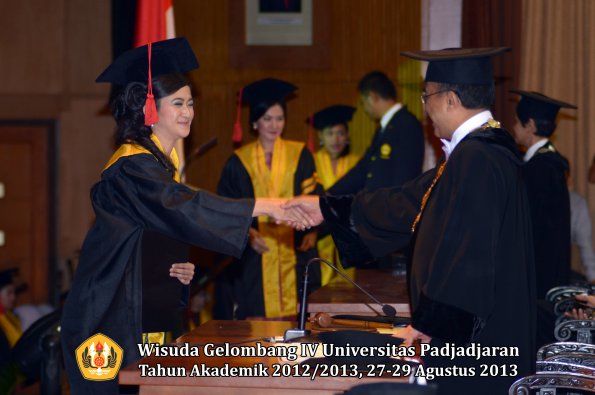 wisuda-unpad-gel-iv-ta-2012_2013-fakultas-hukum-oleh-rektor-033