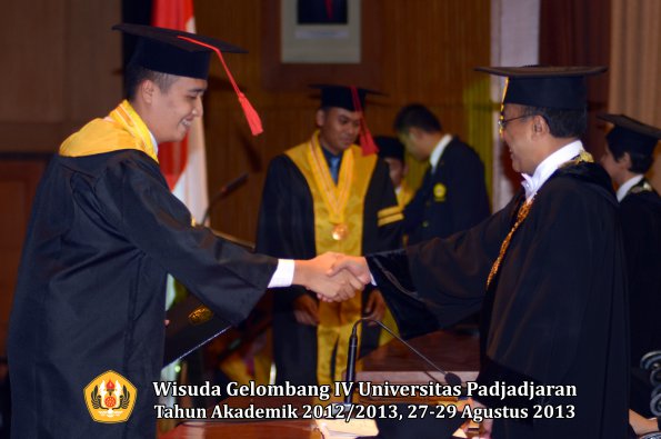 wisuda-unpad-gel-iv-ta-2012_2013-fakultas-hukum-oleh-rektor-043