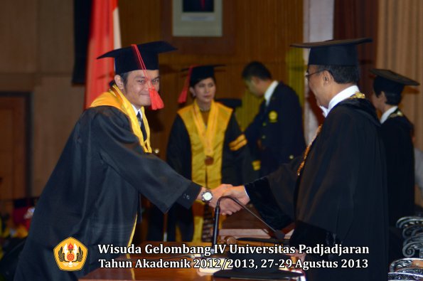 wisuda-unpad-gel-iv-ta-2012_2013-fakultas-hukum-oleh-rektor-045