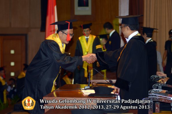 wisuda-unpad-gel-iv-ta-2012_2013-fakultas-hukum-oleh-rektor-057