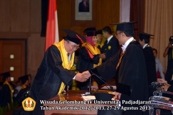 wisuda-unpad-gel-iv-ta-2012_2013-fakultas-hukum-oleh-rektor-059