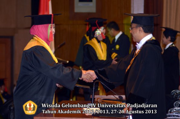 wisuda-unpad-gel-iv-ta-2012_2013-fakultas-hukum-oleh-rektor-060