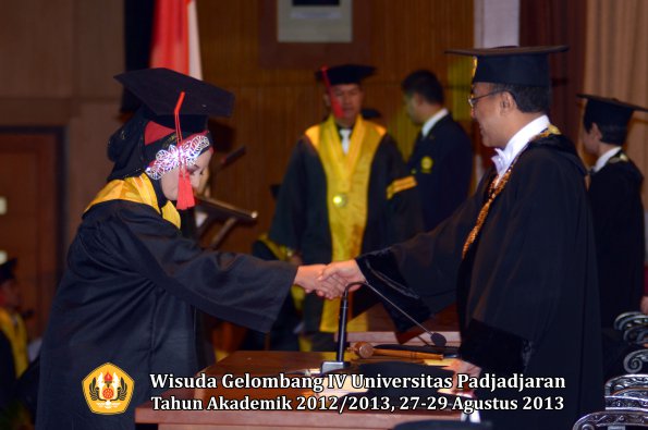 wisuda-unpad-gel-iv-ta-2012_2013-fakultas-hukum-oleh-rektor-061