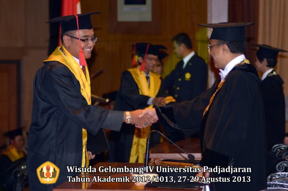 wisuda-unpad-gel-iv-ta-2012_2013-fakultas-hukum-oleh-rektor-063