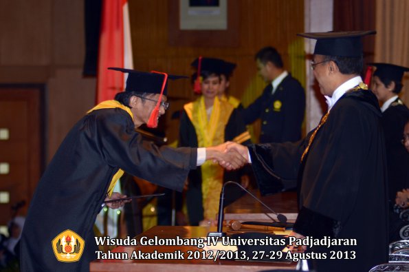 wisuda-unpad-gel-iv-ta-2012_2013-fakultas-hukum-oleh-rektor-064