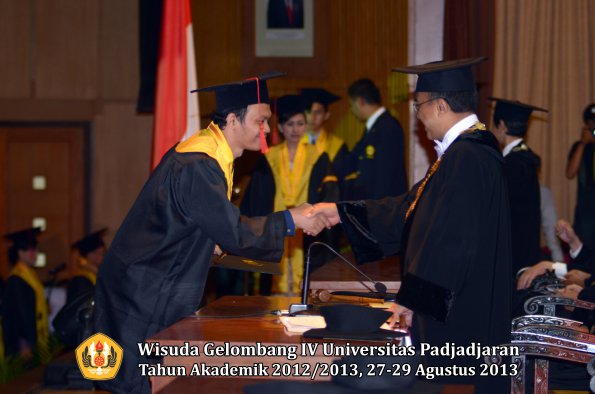 wisuda-unpad-gel-iv-ta-2012_2013-fakultas-hukum-oleh-rektor-069