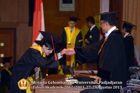 wisuda-unpad-gel-iv-ta-2012_2013-fakultas-hukum-oleh-rektor-070