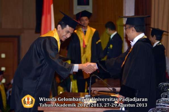 wisuda-unpad-gel-iv-ta-2012_2013-fakultas-hukum-oleh-rektor-071