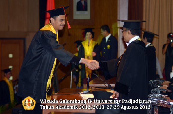 wisuda-unpad-gel-iv-ta-2012_2013-fakultas-hukum-oleh-rektor-072