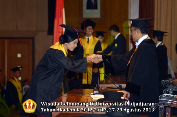 wisuda-unpad-gel-iv-ta-2012_2013-fakultas-hukum-oleh-rektor-073