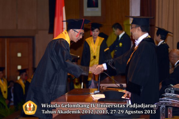 wisuda-unpad-gel-iv-ta-2012_2013-fakultas-hukum-oleh-rektor-074