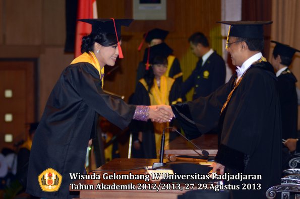 wisuda-unpad-gel-iv-ta-2012_2013-fakultas-hukum-oleh-rektor-075