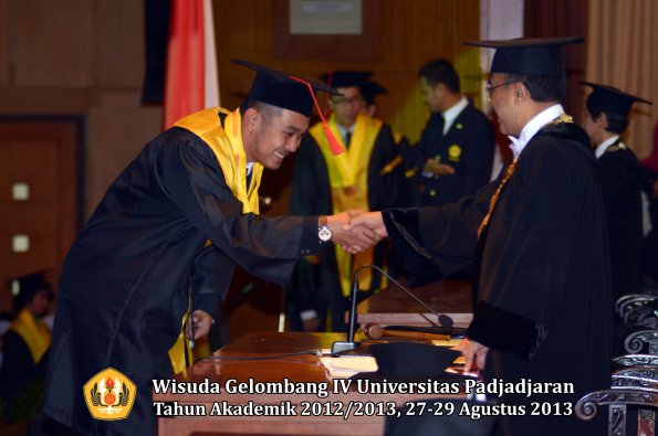 wisuda-unpad-gel-iv-ta-2012_2013-fakultas-hukum-oleh-rektor-079