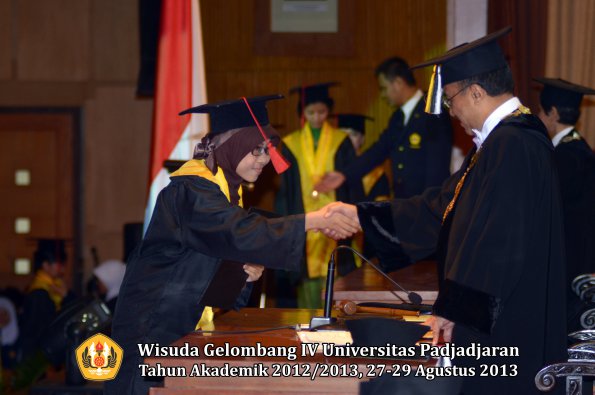 wisuda-unpad-gel-iv-ta-2012_2013-fakultas-hukum-oleh-rektor-084
