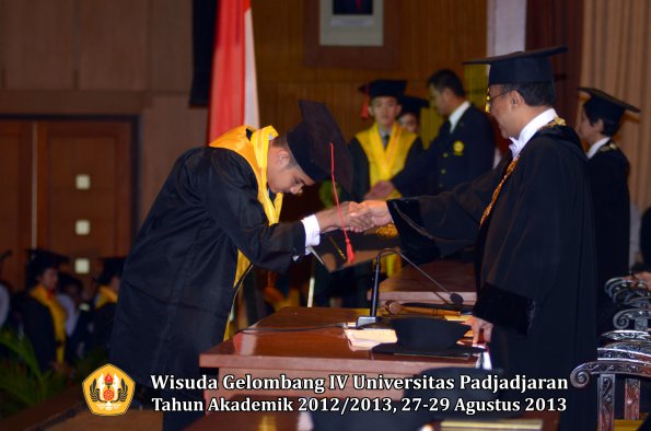 wisuda-unpad-gel-iv-ta-2012_2013-fakultas-hukum-oleh-rektor-088
